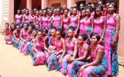 AbsolventInnen verlassen stolz das Ausbildungszentrum