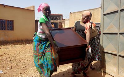 FREUDE ÜBER DIE ANKUNFT DES CONTAINERS