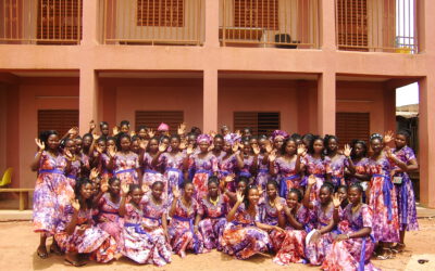 ABSOLVENTINNEN BEEINDRUCKEN MIT IHREN KREATIVEN KLEIDERN